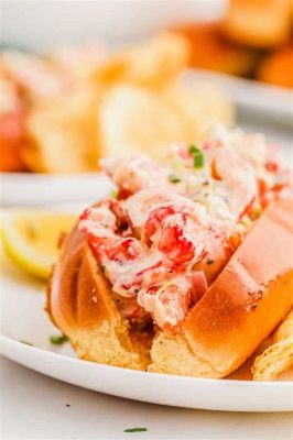  ¡El delicioso Lobster Roll: Una explosión de sabor fresco del mar en un bollo suave y tostado!