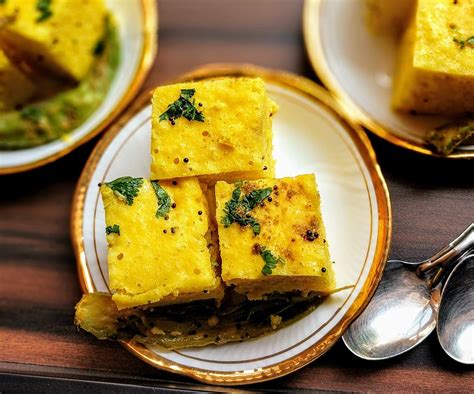  Khaman Dhokla: ¡Una explosión de sabor esponjoso y picante desde la ciudad de Odisha!