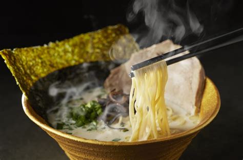  Mizuyaki Ramen: ¡Una explosión umami en un caldo cremoso que te transportará a Ehime!