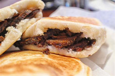  Rou Jia Mo: ¡Un bocadillo delicioso y crujiente que te transportará a las calles de Baoji!