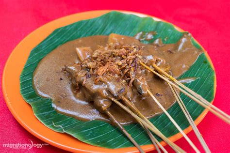  Sate Padang! Una explosión de sabor picante y una textura suave que te dejará boquiabierto.